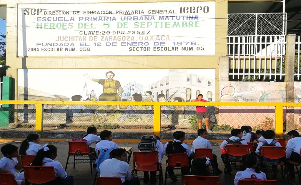 Protestan 19 escuelas de Juchitán, Oaxaca, tomando clases en la calle
