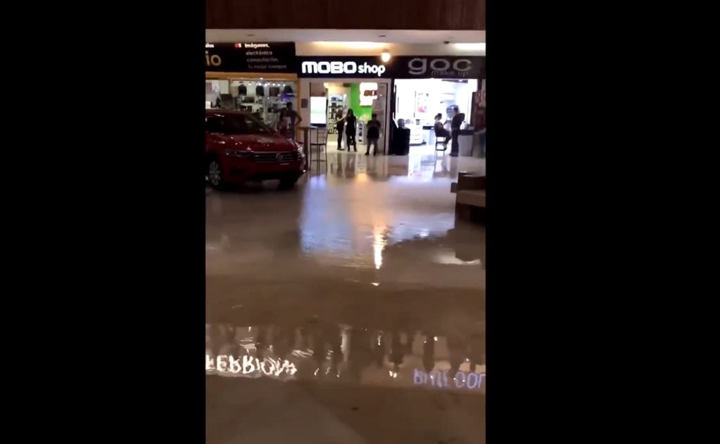 Centro comercial se inunda en Jalisco mientras ¡músicos tocan tema de “Titanic”!