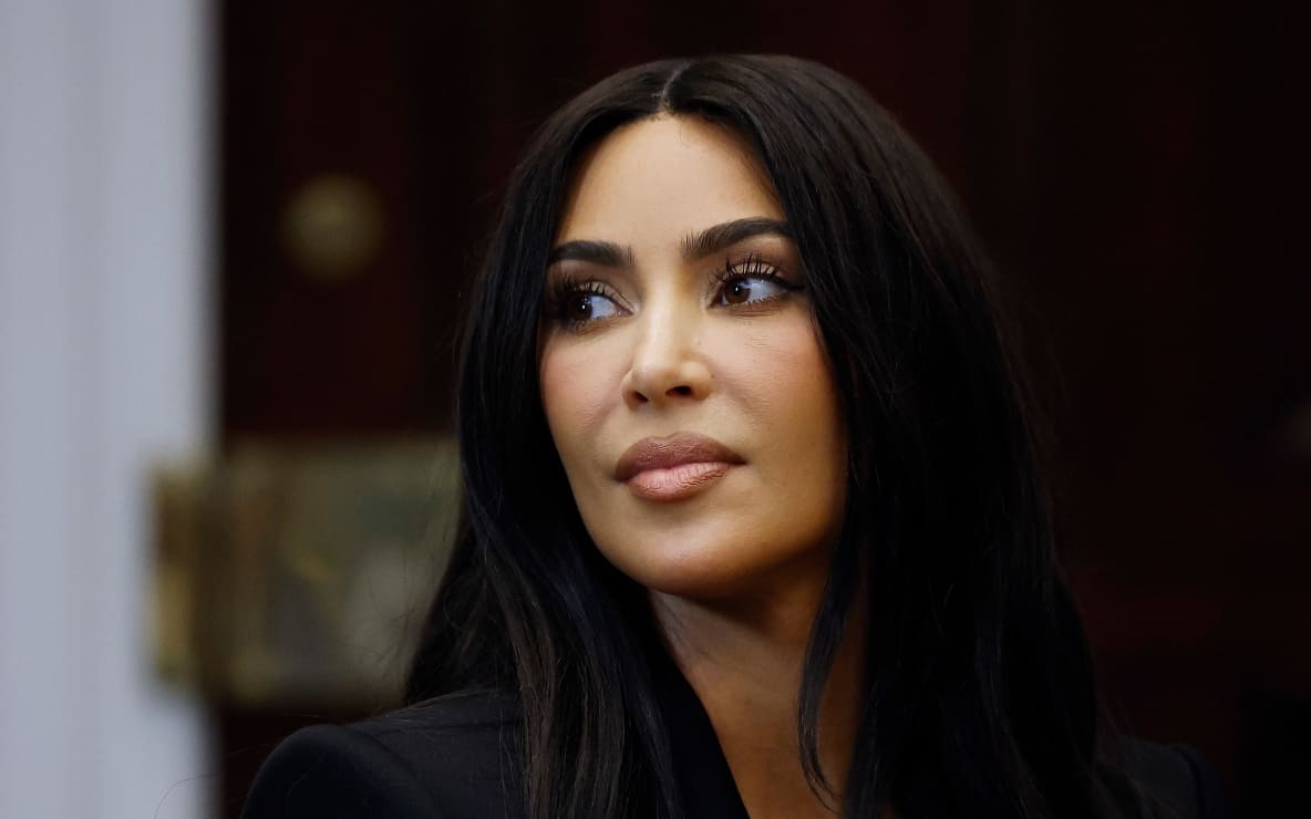 Kim Kardashian sorprende con aterrador y controversial disfraz en Halloween