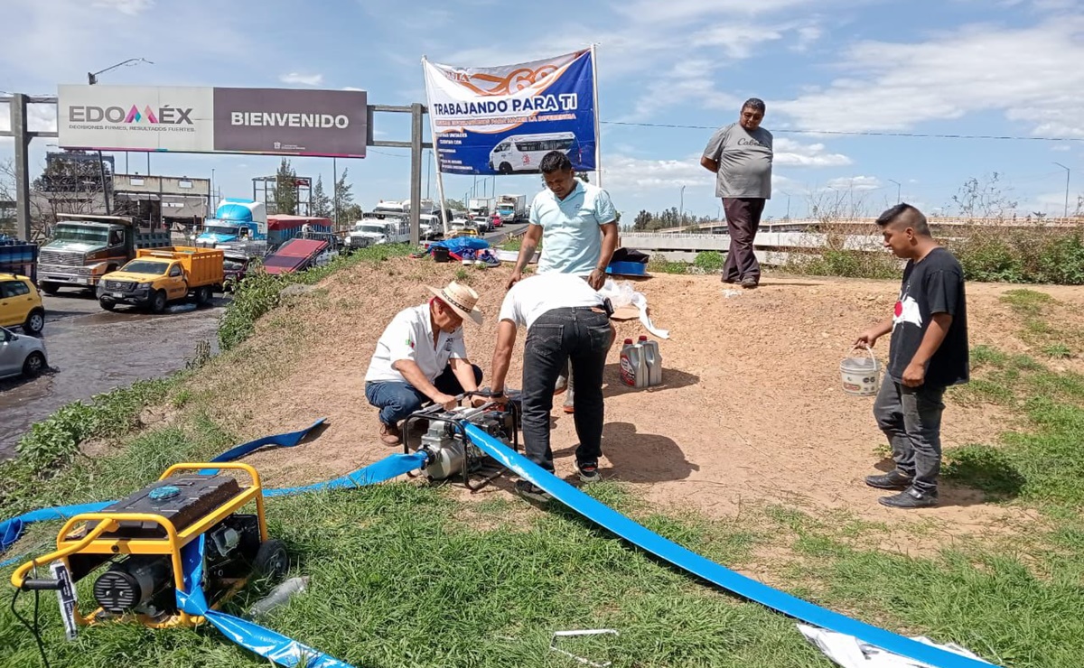 Transportistas de Ruta 69 desalojan agua en Periférico Oriente ante inacción de autoridades