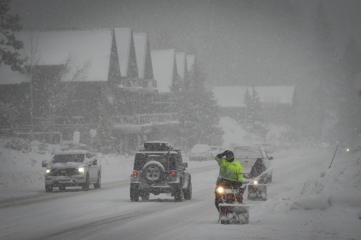 Poderosa tormenta en California y Nevada cierra la interestatal y arroja nieve sobre las montañas