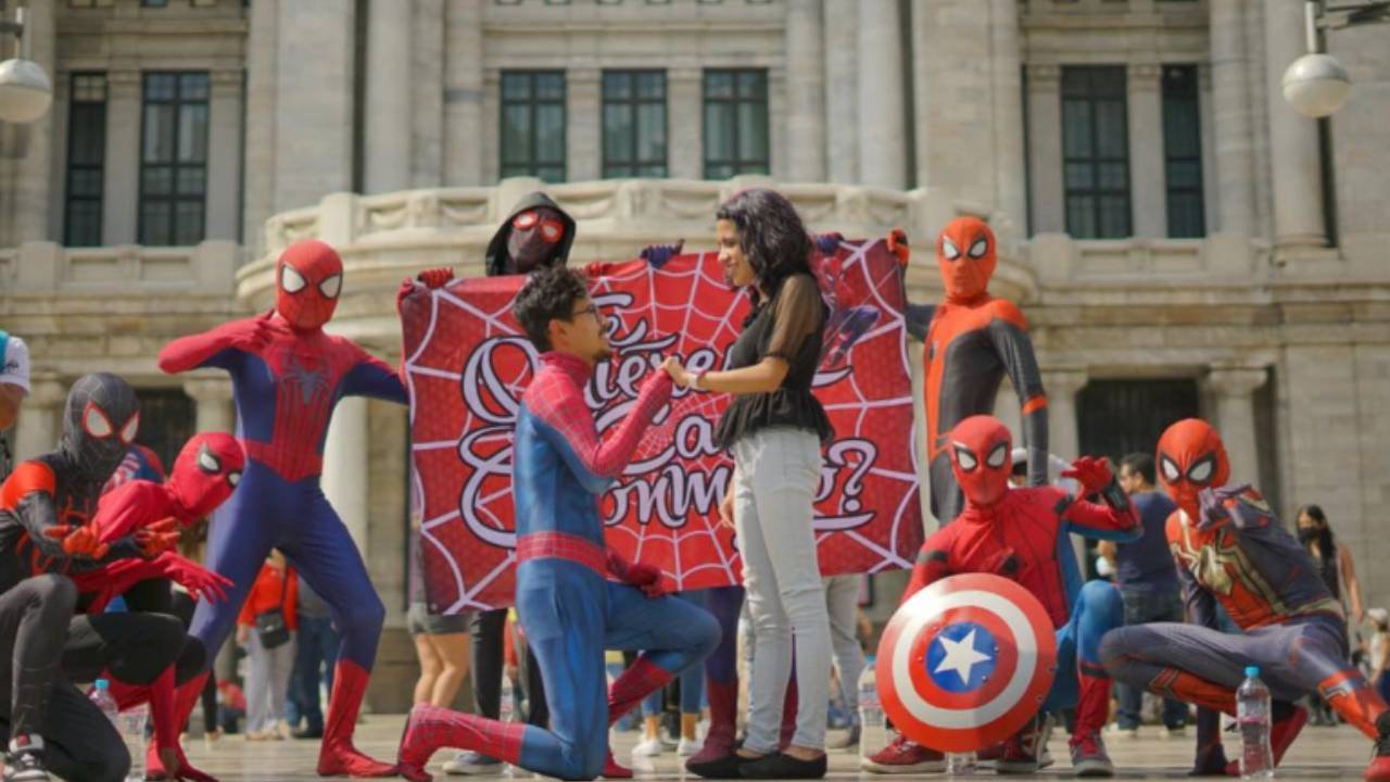 En multiverso de Spider-man, joven le pide matrimonio a su novia en Bellas Artes; video se hace viral