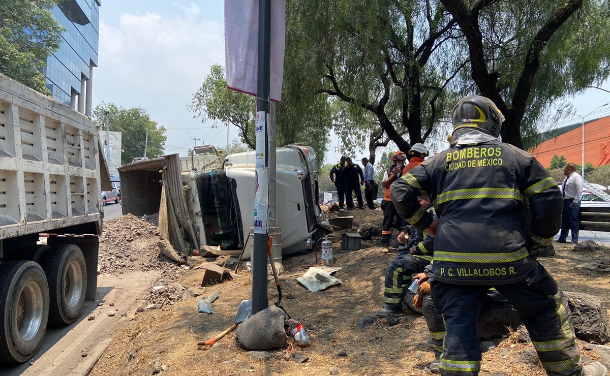 Vuelca camión sobre avenida Picacho Ajusco; hay una persona lesionada y un vehículo siniestrado