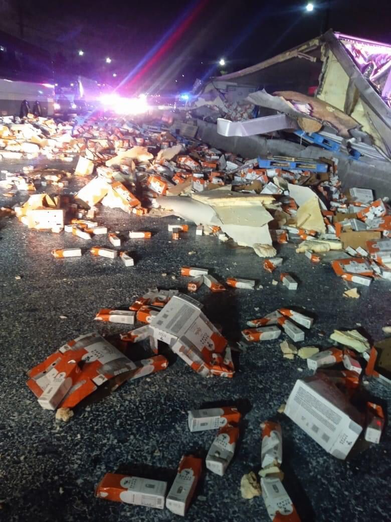 Accidente en Tlalnepantla: Se vuelca camión cargado con cientos de litros de leche