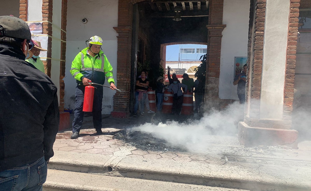 Habitantes de Otumba prenden hoguera en alcaldía; exigen apoyo en incendio que lleva 6 días