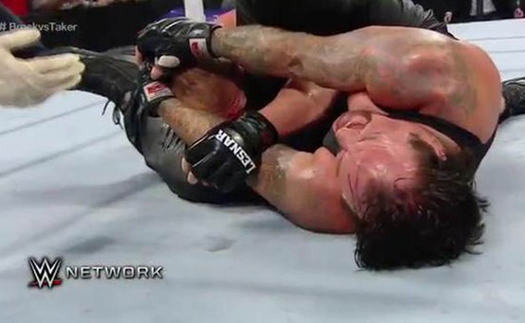 Undertaker tiene triunfo polémico sobre Lesnar