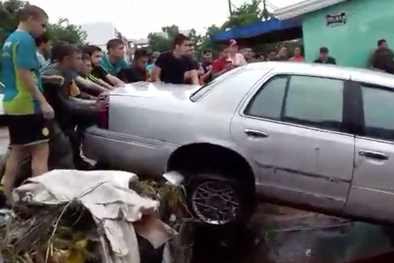 Jugadores de Club Dorados ayudan por inundaciones en Sinaloa