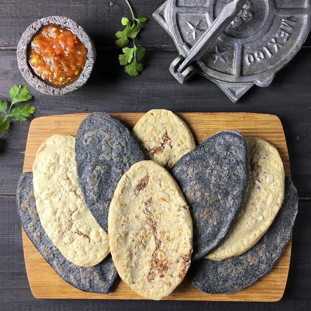 Prepara tlacoyos con sabor a puestito 