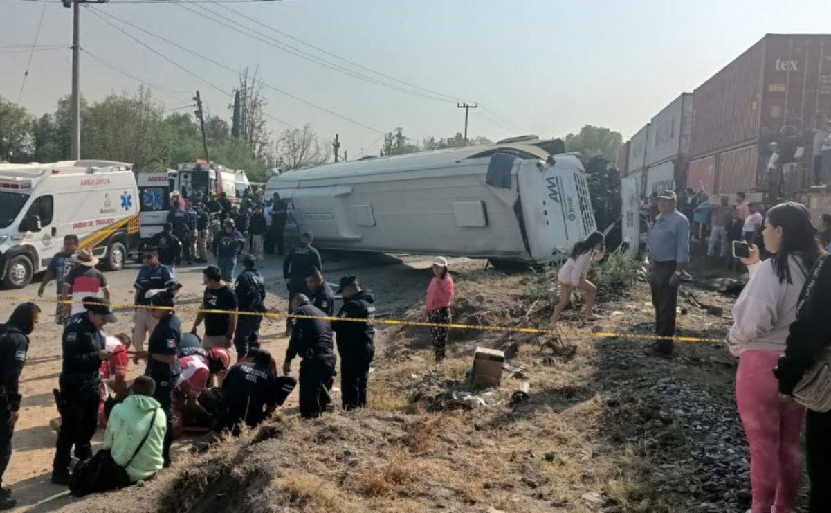 Tren embiste autobús de pasajeros en Atitalaquia, Hidalgo; hay 5 heridos graves y un muerto
