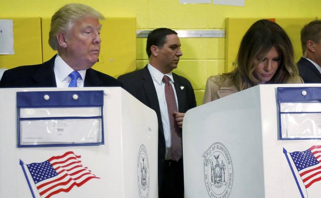 Trump photographed peeking at Melania's ballot 