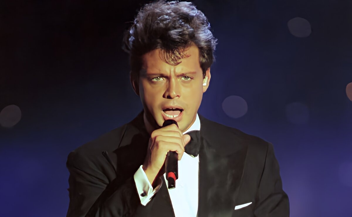 El día que Luis Miguel cantó en Los Pinos, su vínculo con Carlos Salinas de Gortari