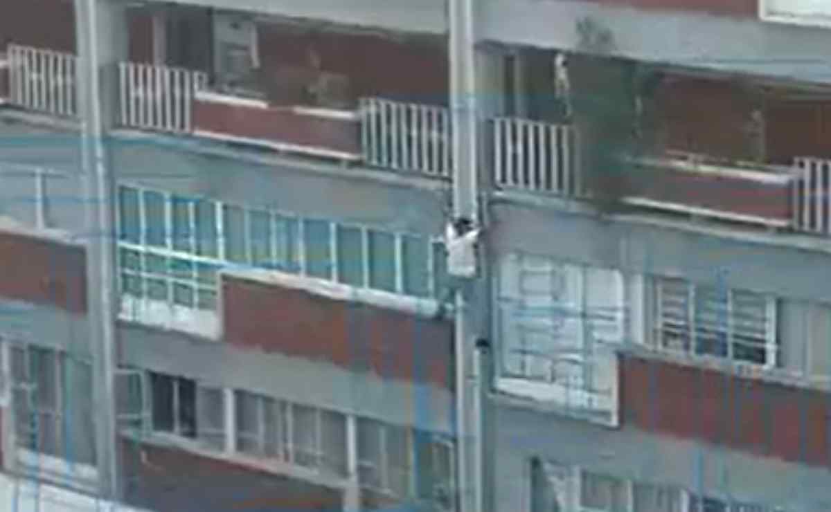 Cae sujeto cuando escalaba un edificio en la Benito Juárez