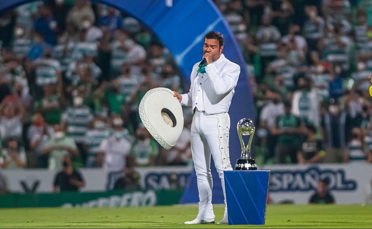 Pablo Montero se equivoca al entonar el Himno Nacional en la final de Santos vs Cruz Azul