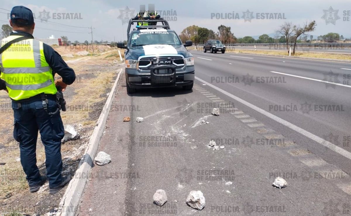 Cae hombre por robo con violencia en la México-Querétaro; ponía piedras en autopista para asaltar