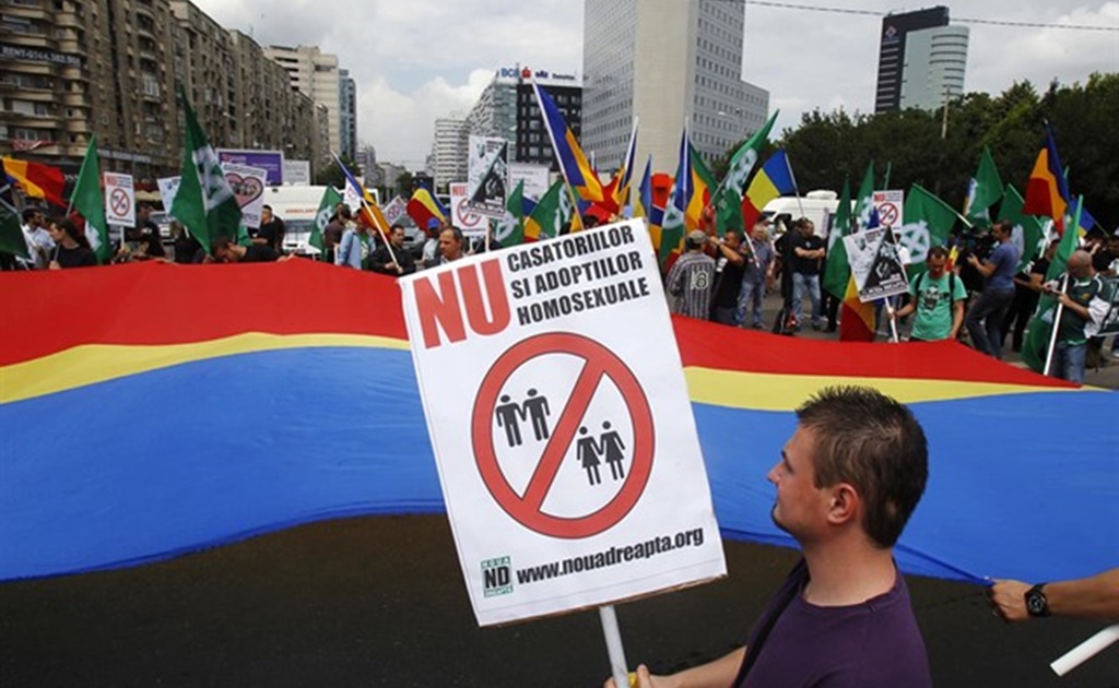 Rumania dividida vota por prohibir matrimonio igualitario 
