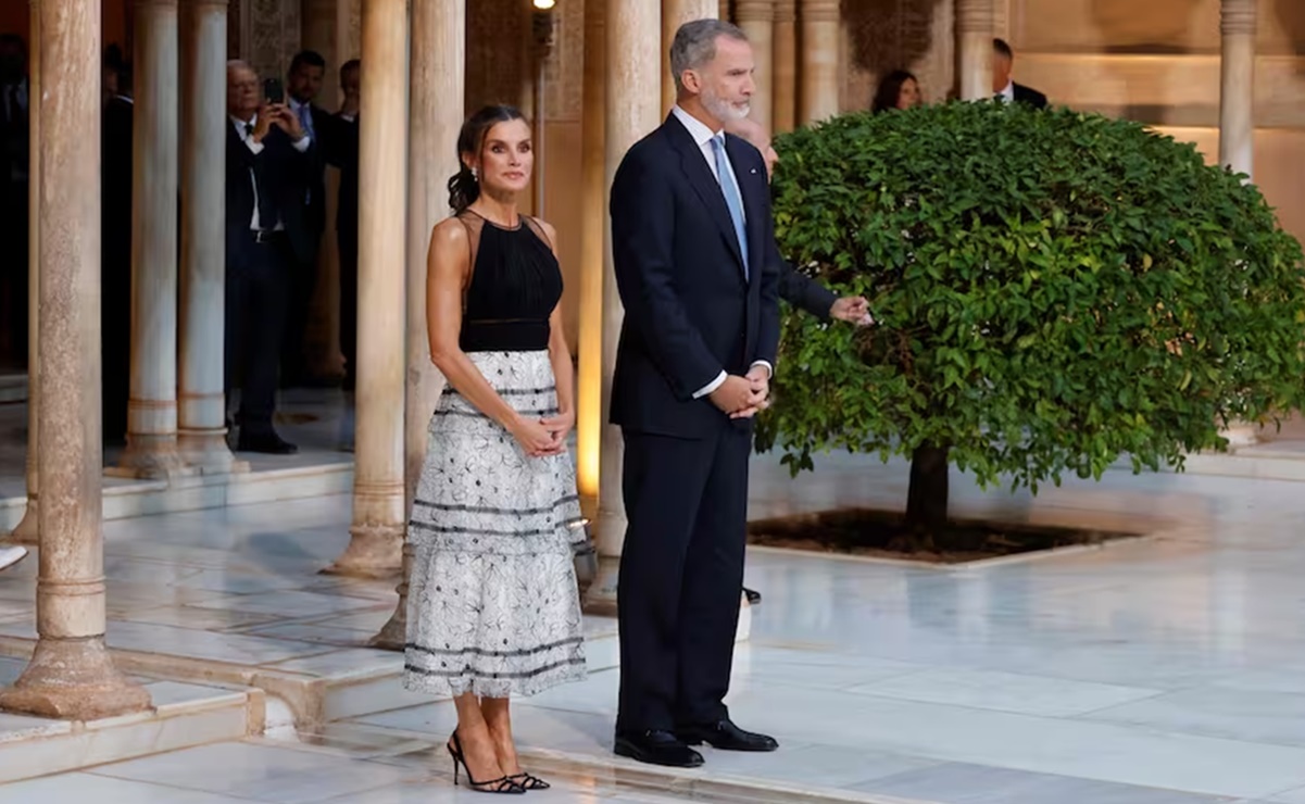 VIDEO: El incómodo momento de Letizia ante Felipe VI en la cena de gala para líderes de la UE en Granada
