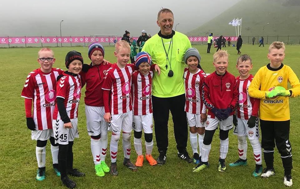 Entrenador de Islandia es arbitro en juego infantil días después de dejar el Mundial