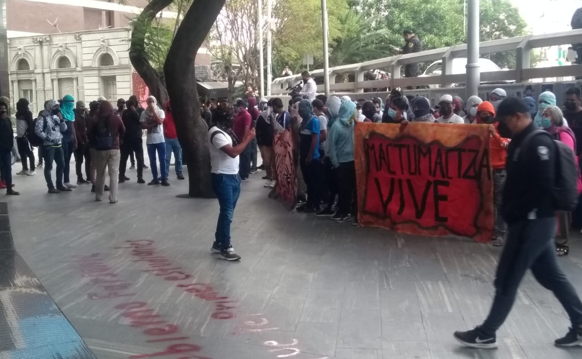 Normalistas de Ayotzinapa protestan frente a la FGR; exigen liberación de estudiantes de Chiapas y Puebla 