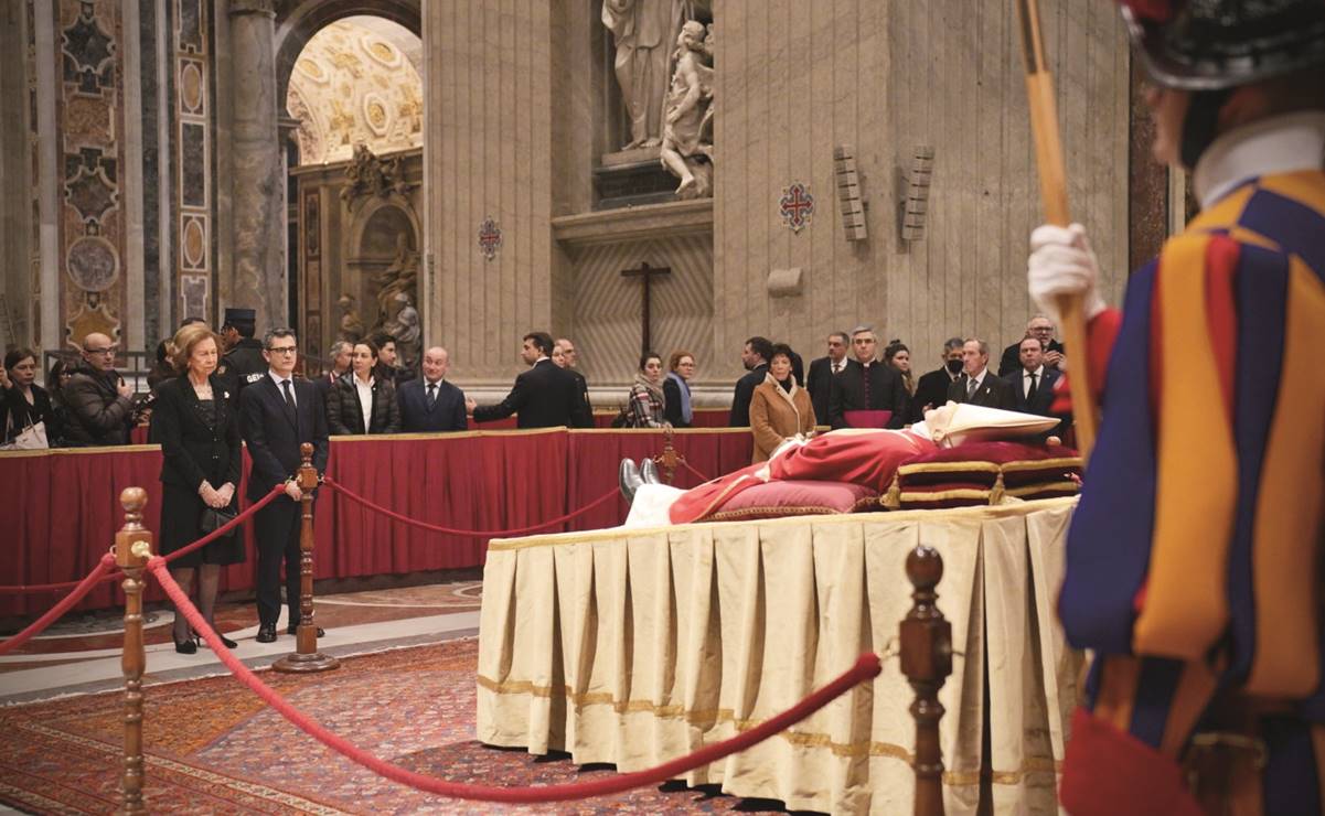 Francisco preside misa por Benedicto XVI en funeral