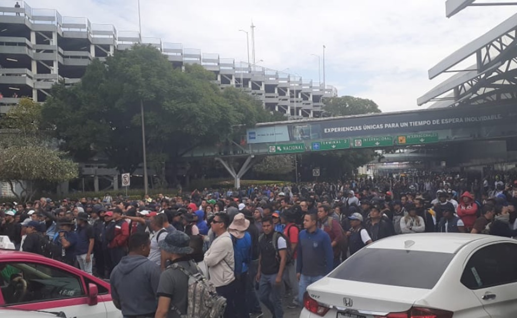 Policías federales bloquean Terminal 1 de AICM; exigen finiquito 