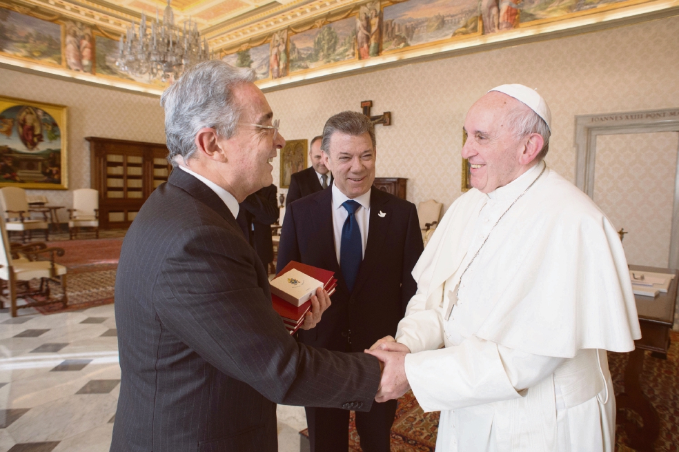 Sin avances, diálogo de Santos y Uribe con el Papa