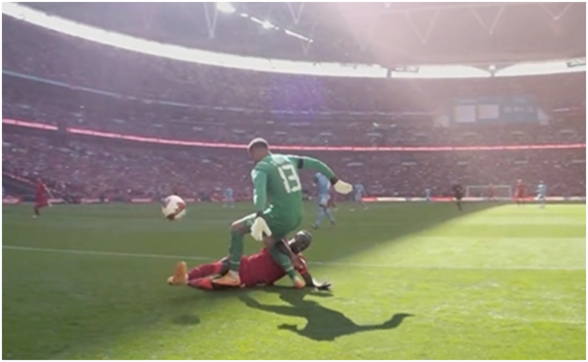 VIDEO: Portero del Manchester City comete tremendo “oso” en la semifinal de la FA Cup