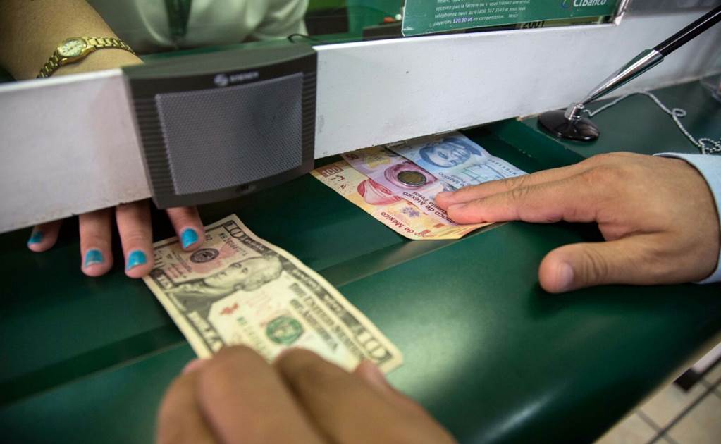 Precio del dólar abre en 17.18 pesos al mayoreo este miércoles