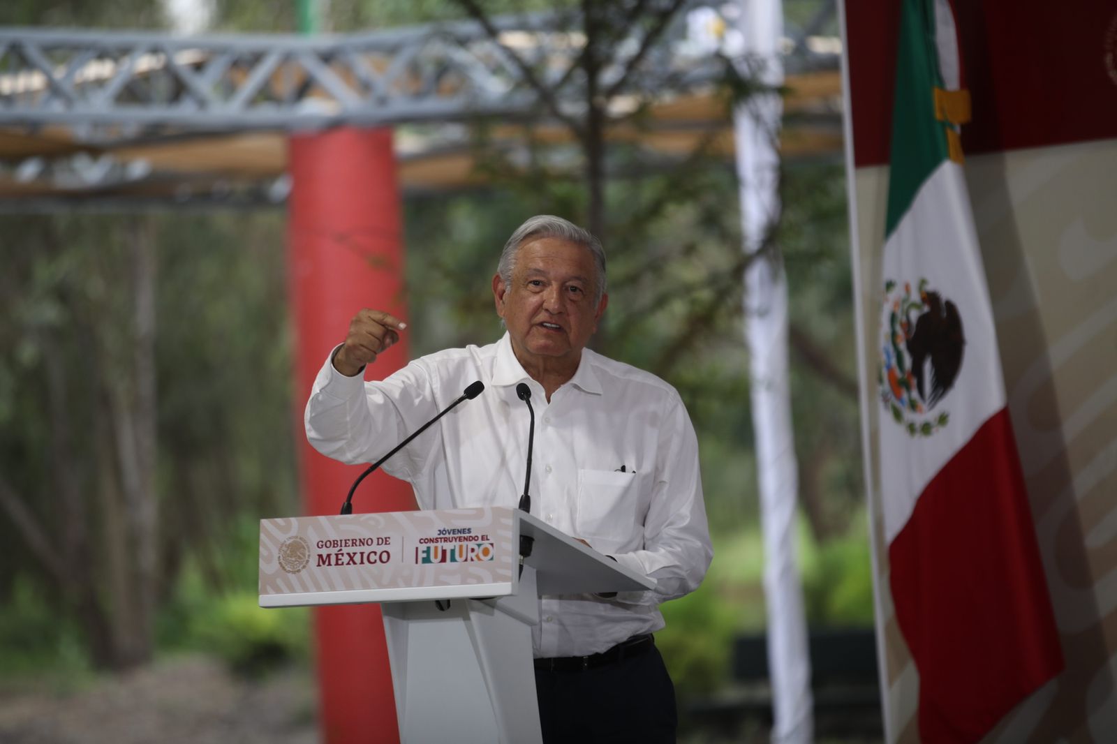 Tras regalo-bomba en Salamanca, AMLO insiste en su política de "abrazos no balazos"