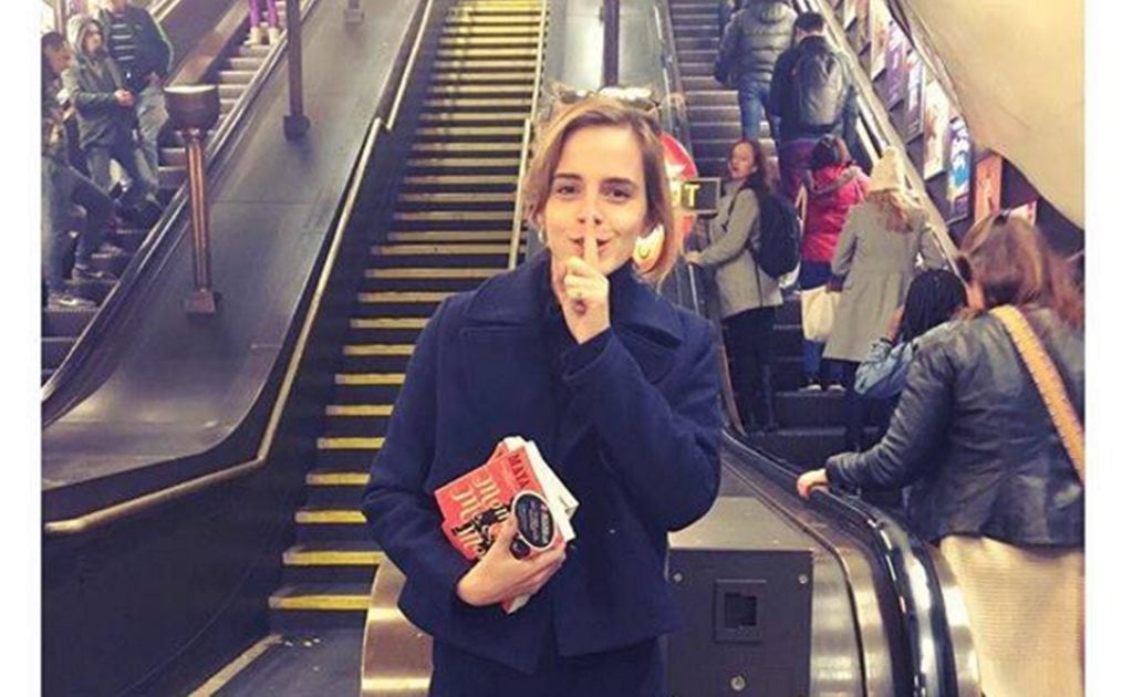 Emma Watson "esconde" libros en el metro de Londres