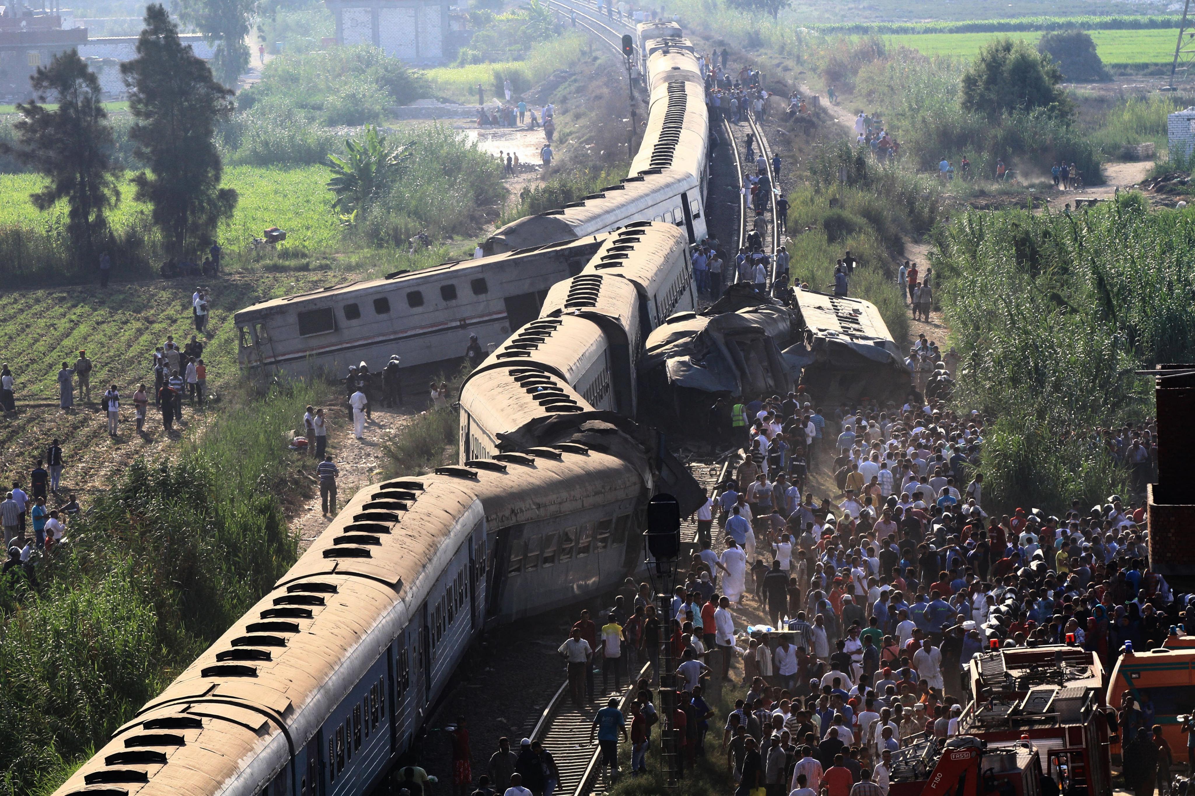 Sube a 43 la cifra de muertos por choque de trenes en Egipto