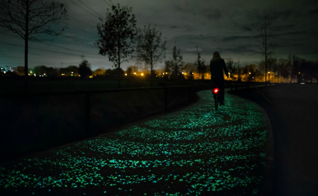 Recorre en bicicleta este camino fosforescente 