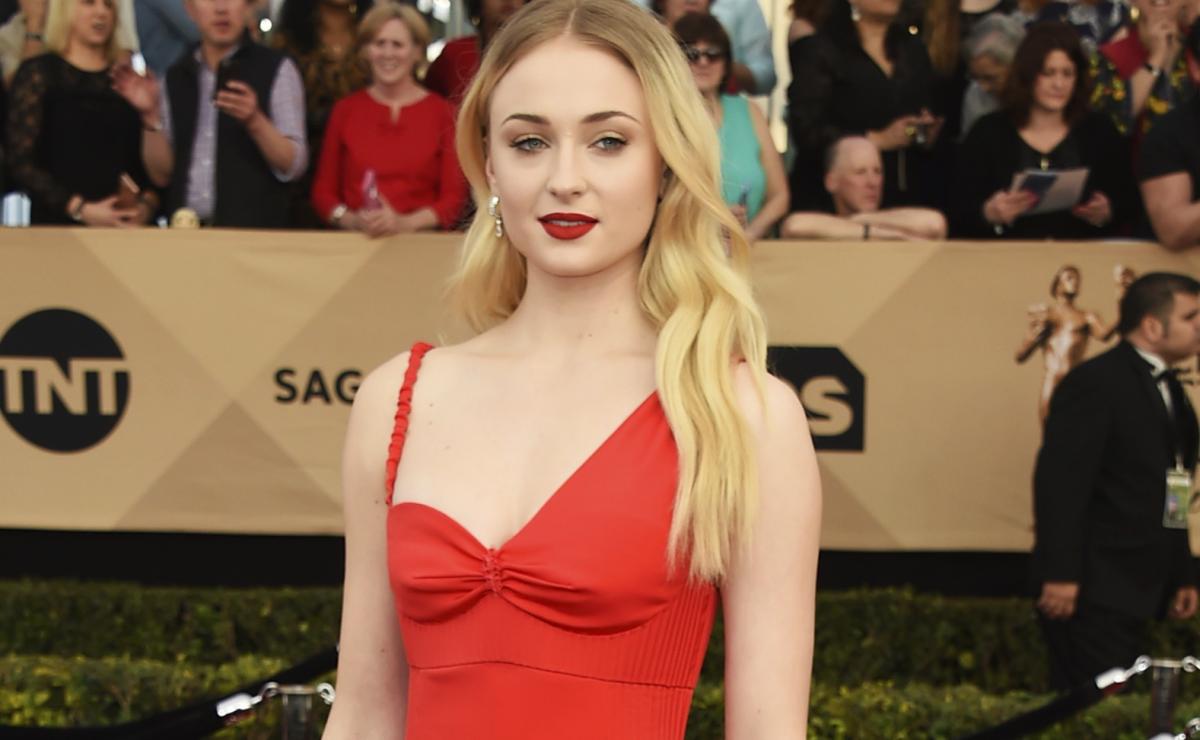 Sophie Turner deslumbra con look braless en Los Ángeles