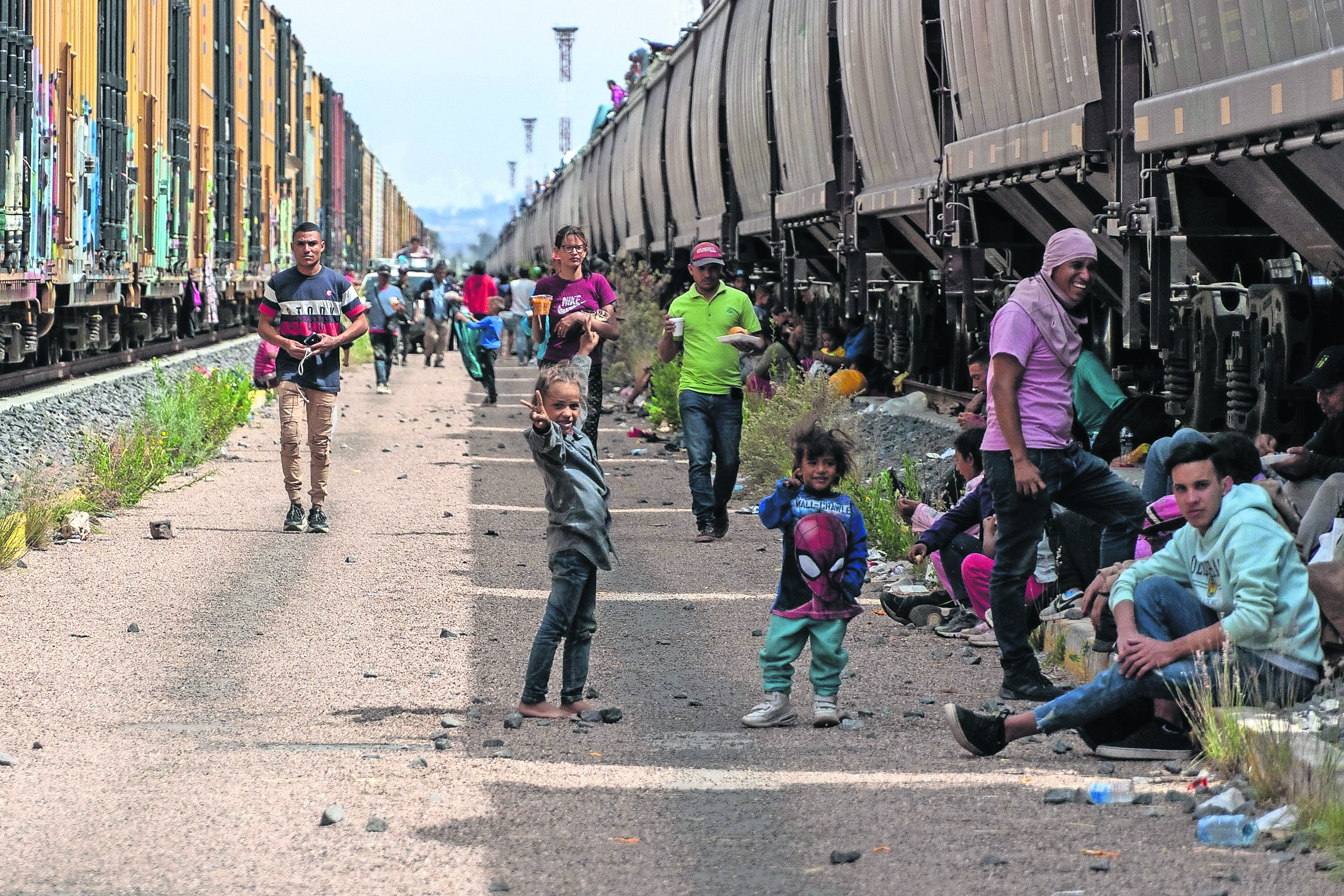 Paran trenes y migrantes quedan en zona de riesgo