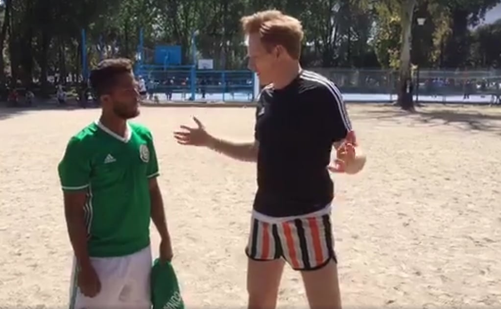 Conan O'Brien jugó futbol con Giovani Dos Santos