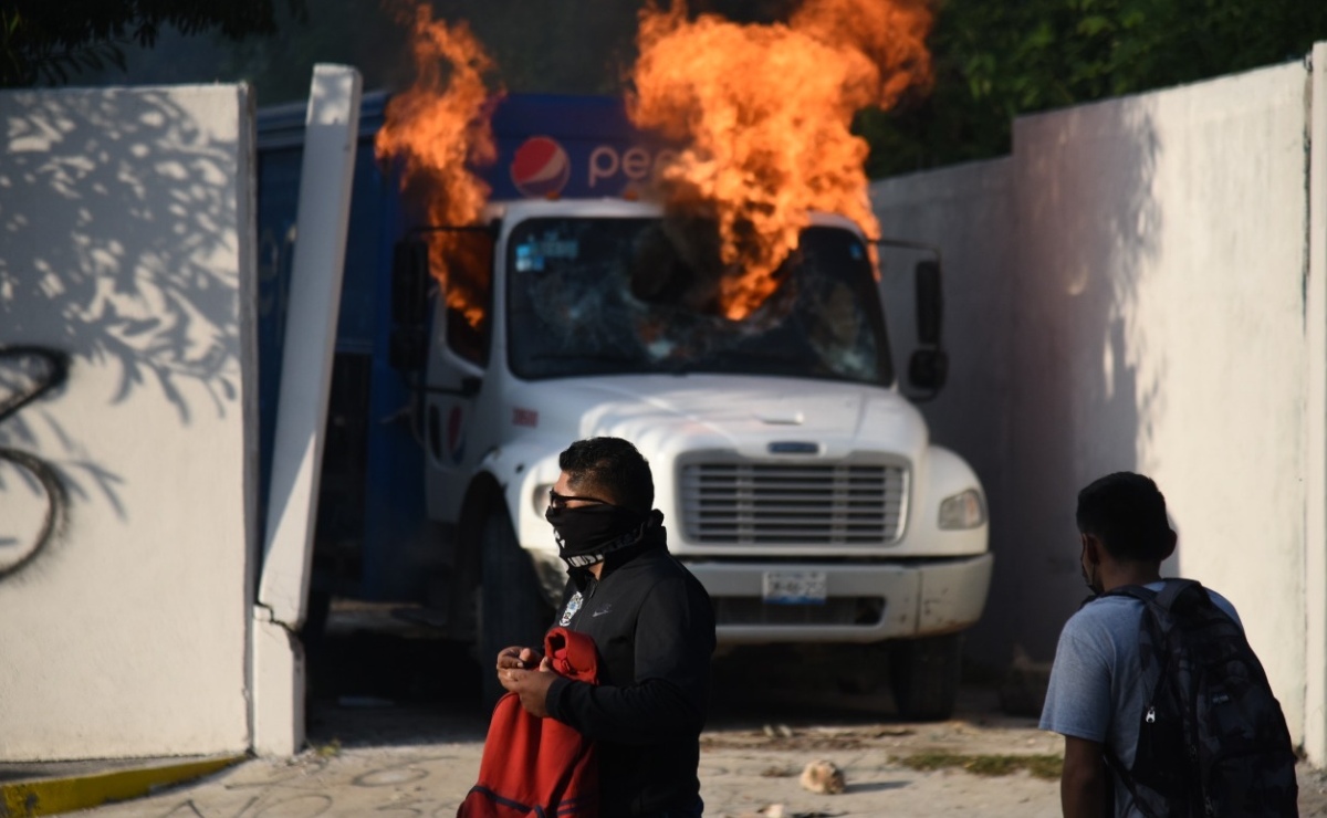 Normalistas impactan camión repartidor en accesos del Palacio de Justicia de Iguala, Guerrero  