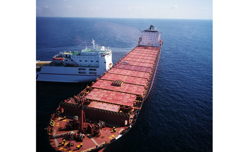 Choque de buques genera fuga de combustible en mar Mediterráneo