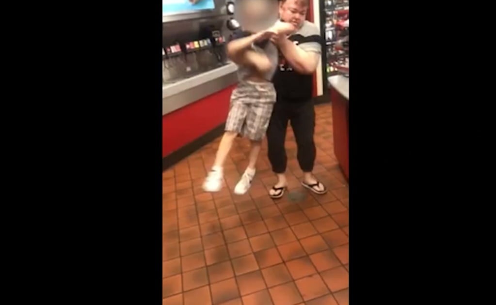 Video capta a madre cuando arroja al suelo a su hijo con autismo