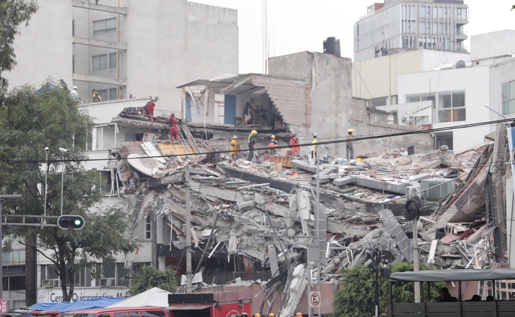Rescatan a 3 personas más de escombros en Álvaro Obregón