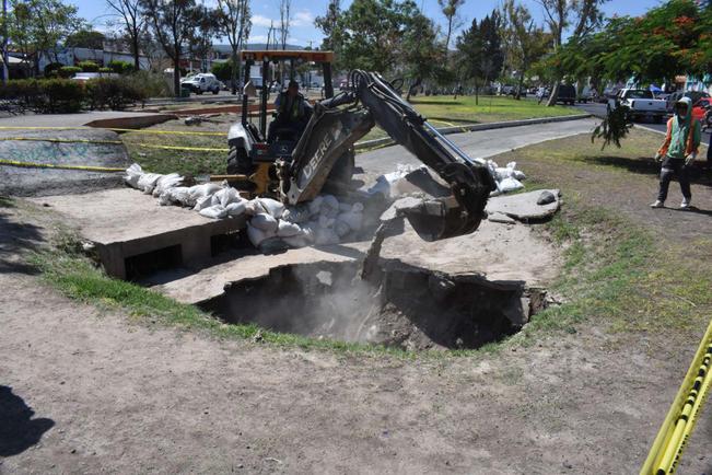 Atienden socavón de más de 2 metros