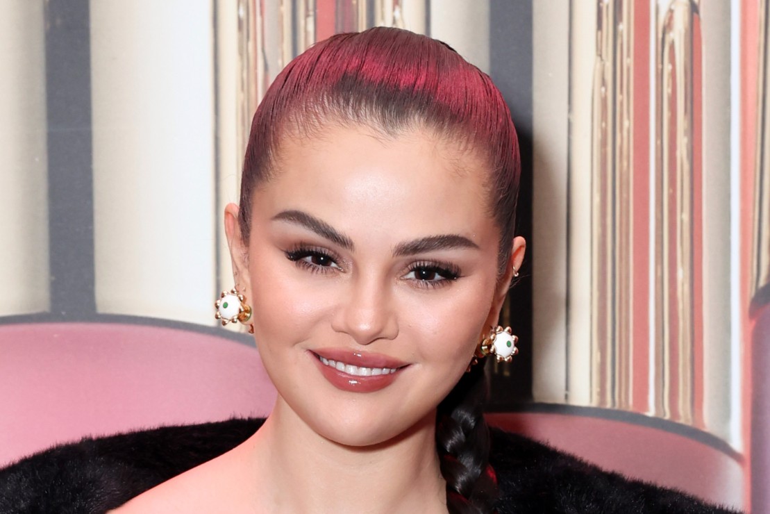 Selena Gomez regresa a la música entre polémicas y una fractura de mano