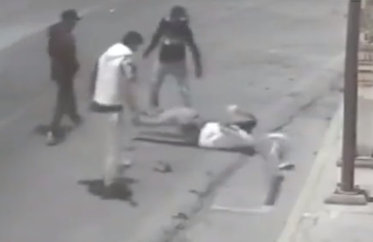 VIDEO: 3 sujetos golpean y apedrean en la cabeza a Alan Mora en Acolman, Edomex