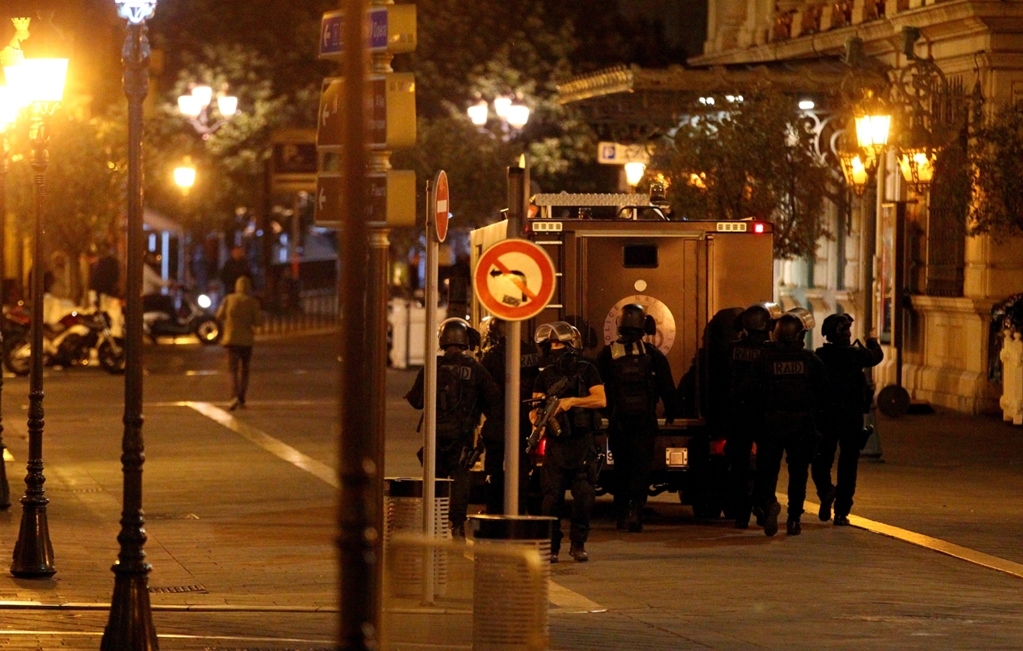 Francia decreta tres días de duelo nacional por atentado