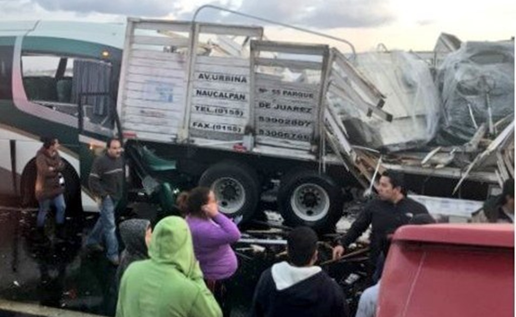 Reportan dos muertos por carambola en libramiento Toluca-Lerma
