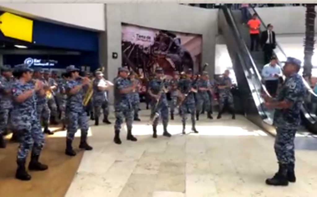 Banda de música de la Fuerza Aérea sorprende con flashmob en plaza comercial