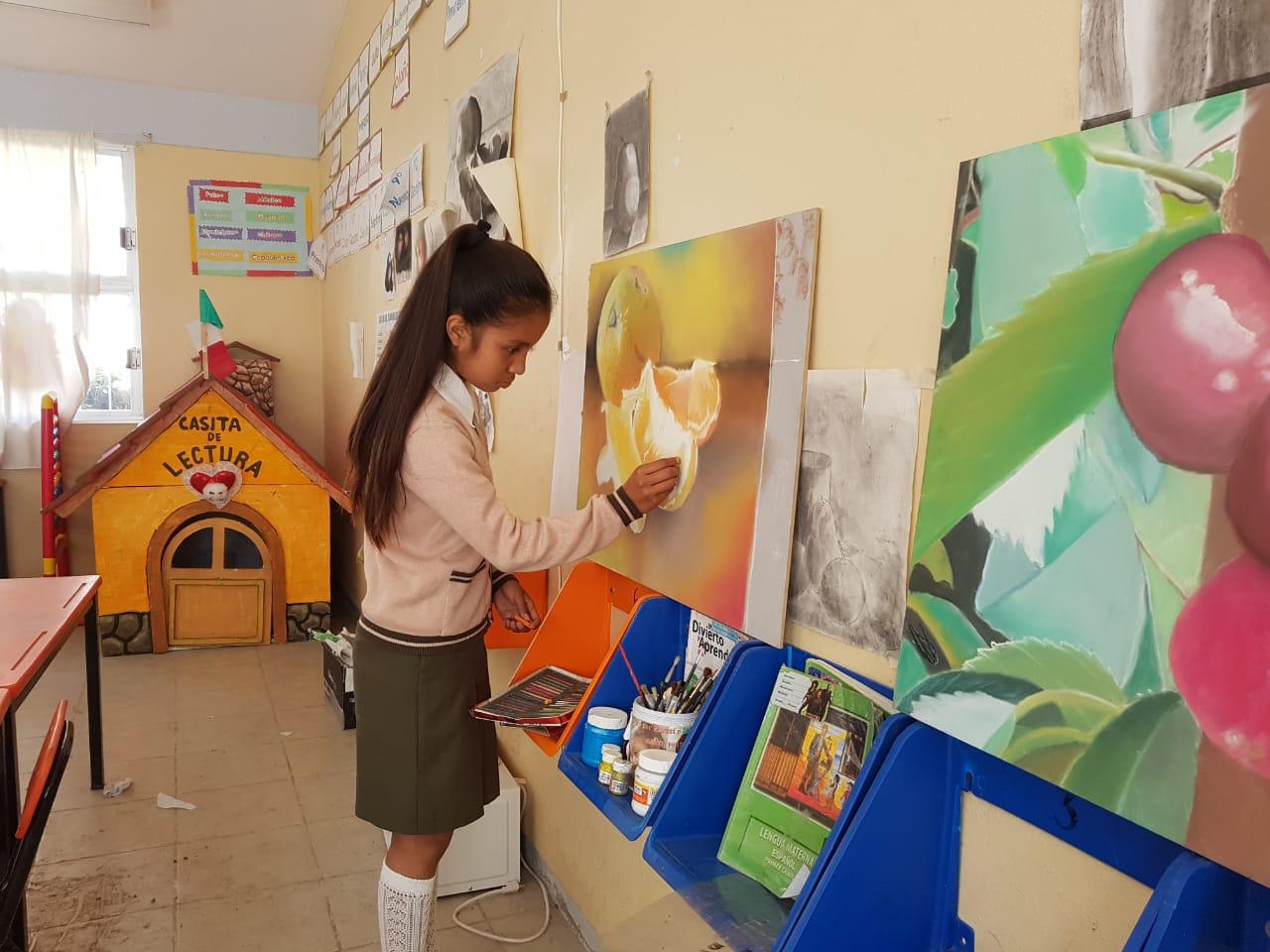 Con pintura, niña retrata a su comunidad