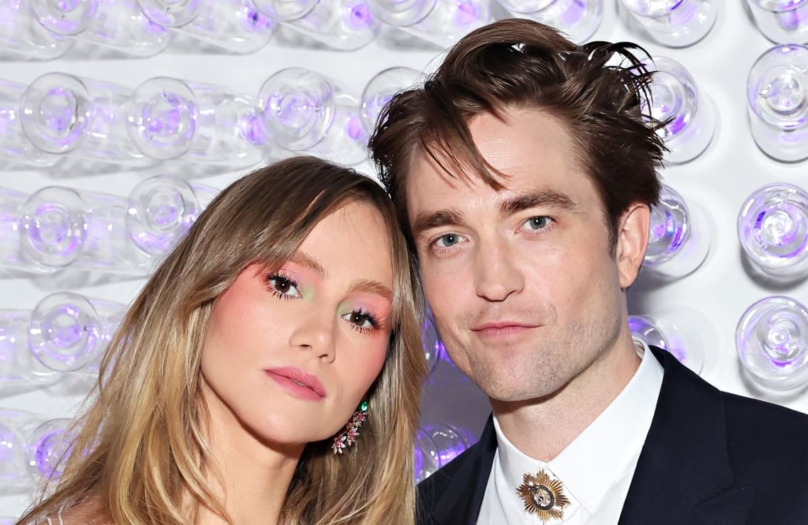 Suki Waterhouse revela cómo inició su romance con Robert Pattinson