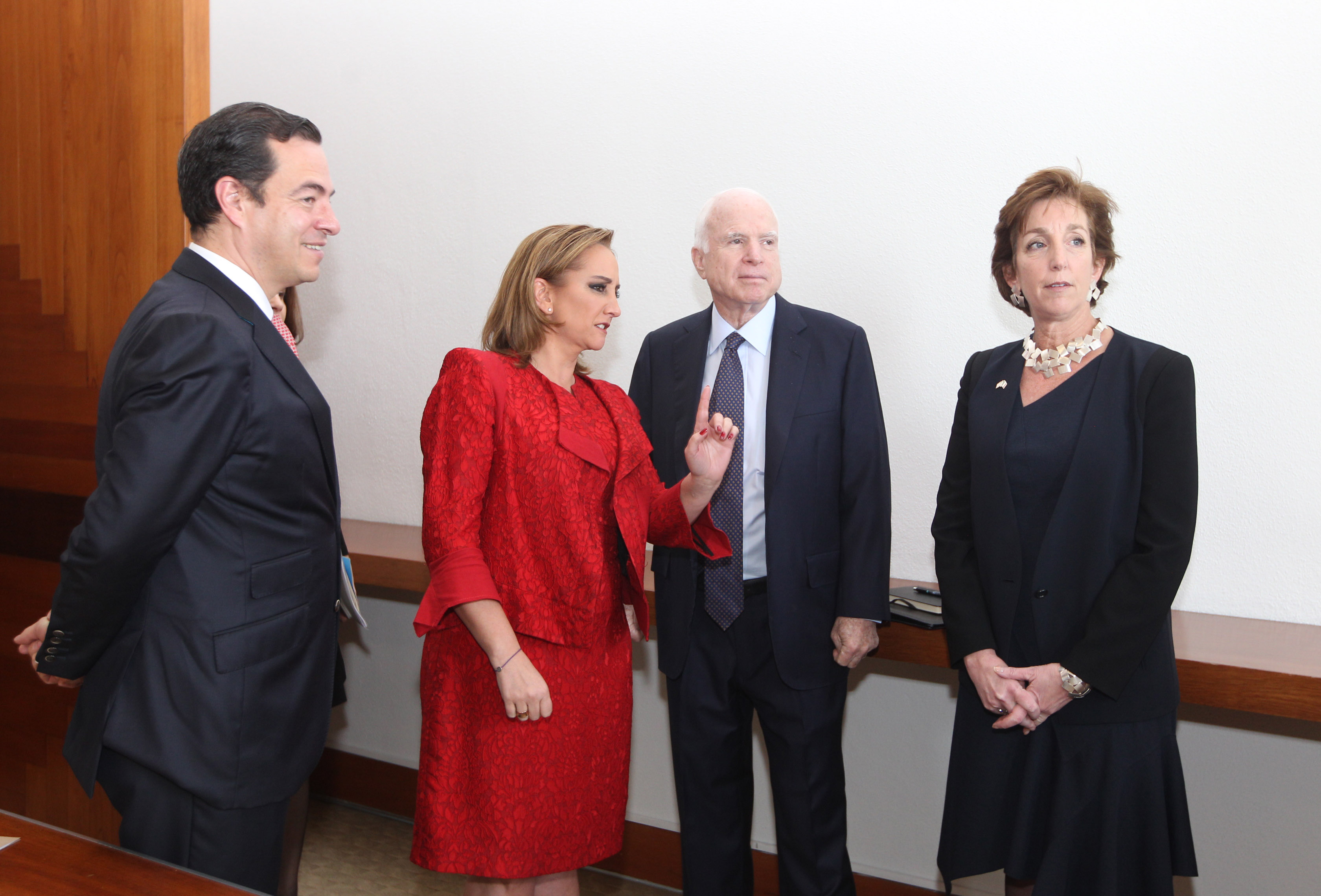 Recibe Ruiz Massieu al republicano John McCain