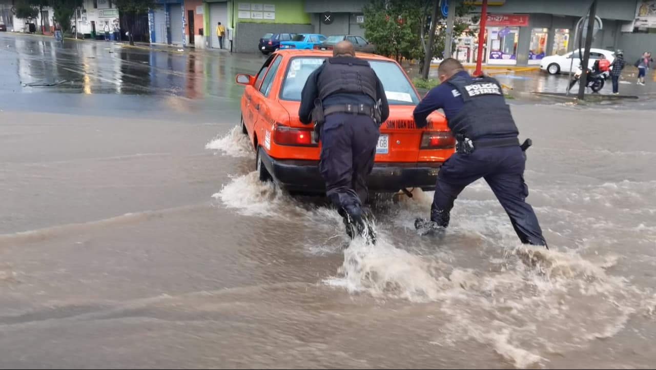 Lluvia colapsa a San Juan del Río; se inundan calles y avenidas 