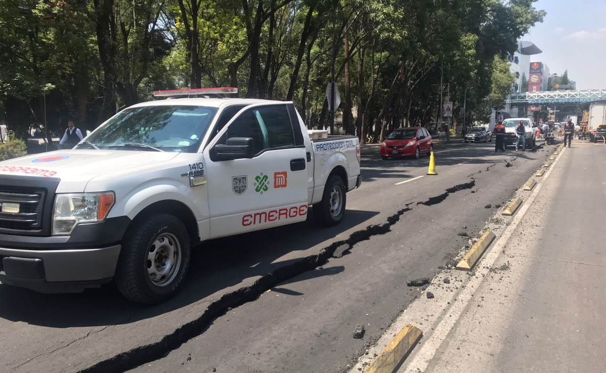 Reportan fuga de agua en avenida Cuahtémoc