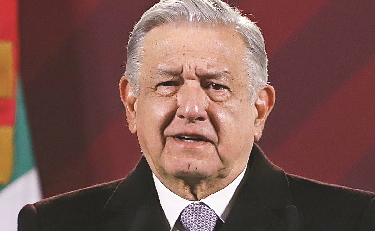 Amaga AMLO con permitir cabotaje por vuelos caros